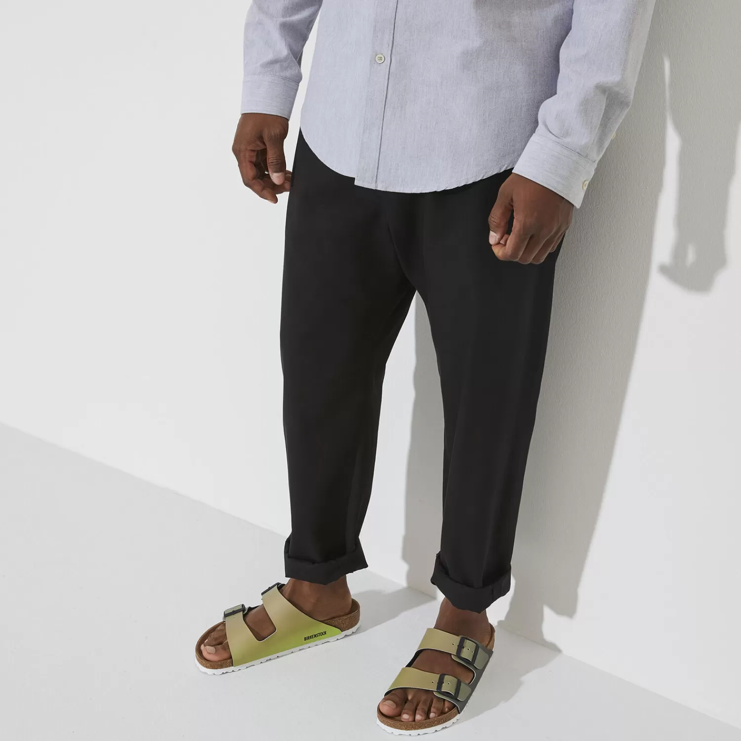 Birkenstock sandali Arizona con doppia fascetta regolabile - modello classico uomo in sughero naturale, plantare anatomico per massimo comfort giornaliero.