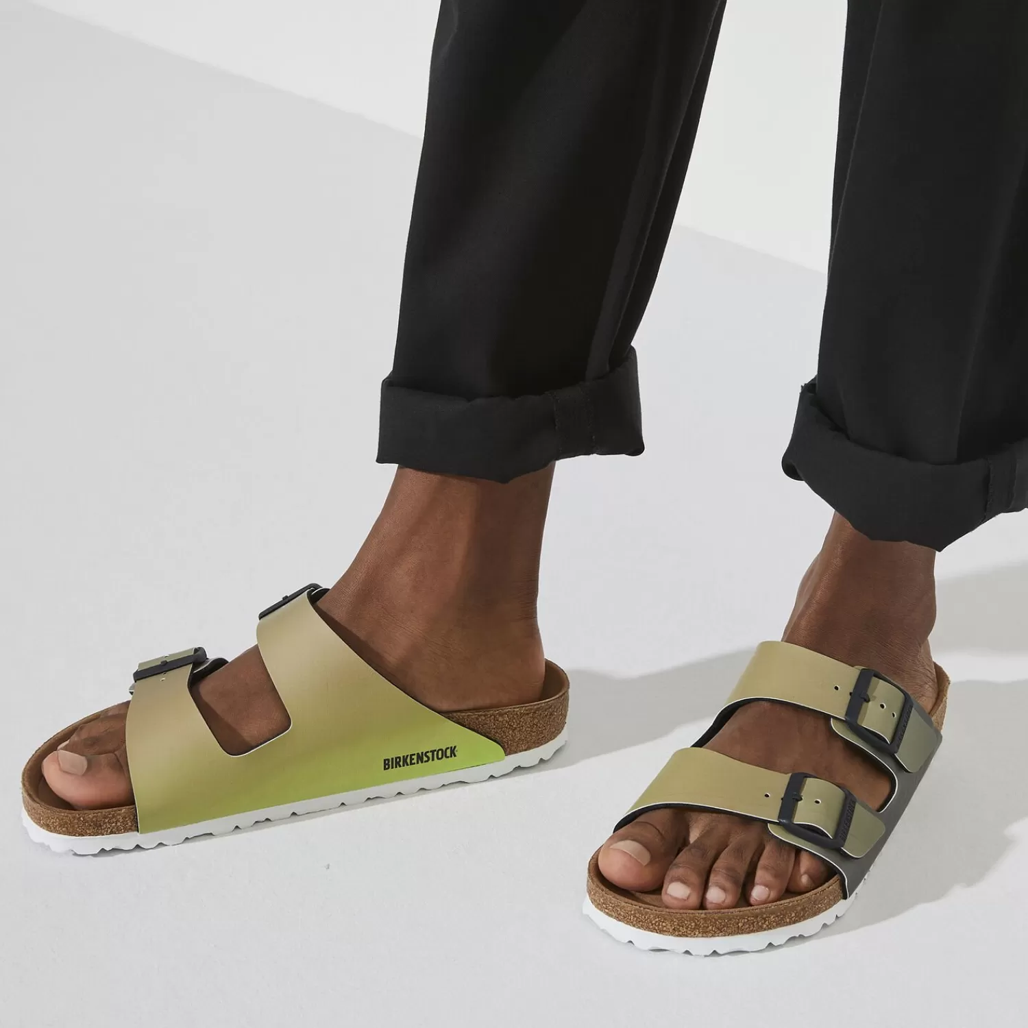 Birkenstock sandali Arizona con doppia fascetta regolabile - modello classico uomo in sughero naturale, plantare anatomico per massimo comfort giornaliero.