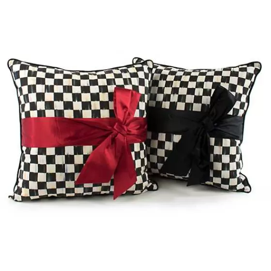 Cuscino decorativo MacKenzie-Childs - Motivo geometrico contrastato in nero e bordeaux con frangia laterale