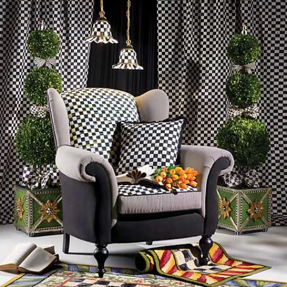 Tappeto decorativo in stile classico - Motivo scacchi rosso e oro, misura 80x240 cm - Collezione esclusiva MacKenzie-Childs

Questo elegante tappeto corridoio unisce il fascino vintage ai dettagli contemporanei, perfetto per arredare ingressi o lunghi passaggi. La combinazione cromatica in tonalità rubino e dorate crea un effetto raffinato, mentre le dimensioni generose (80 cm di larghezza per 240 cm di lunghezza) si adattano a diversi ambienti. Prodotto artigianale della prestigiosa collezione MacKenzie-Childs, realizzato con materiali di alta qualità per un tocco di lusso quotidiano.