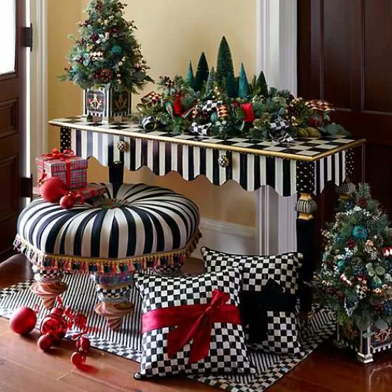 MacKenzie-Childs | Cuscino Decorativo Quadri Cortigiani con Nastro Scarlatto | Novità Collezione