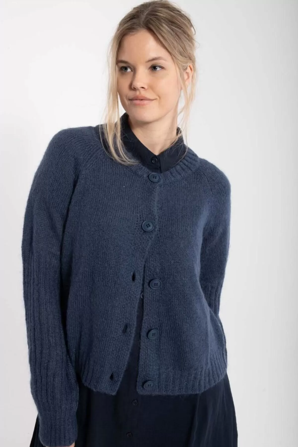 Cardigan in Lana Danarnaq | Cappotto Morbido Bleu Marino per Autunno-Inverno 2023 | Confezione Premium Danefæ