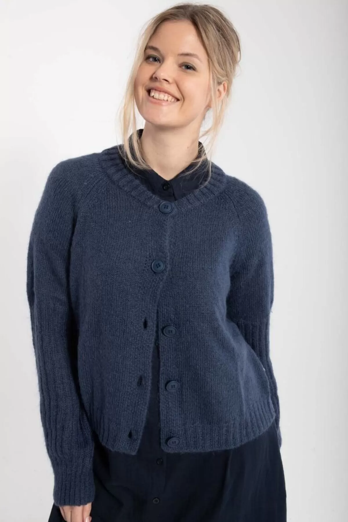 Cardigan in Lana Danarnaq | Cappotto Morbido Bleu Marino per Autunno-Inverno 2023 | Confezione Premium Danefæ