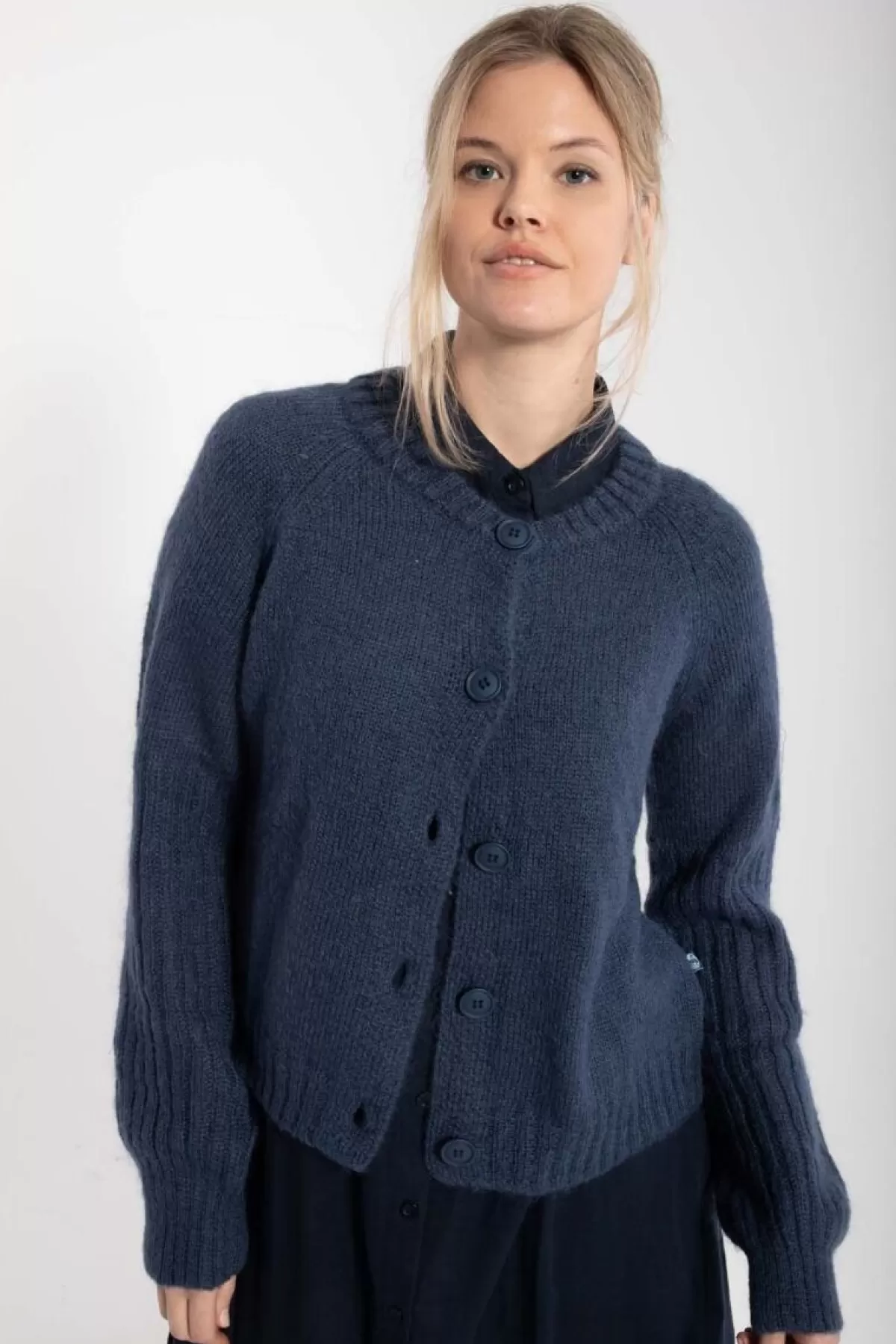 Cardigan in Lana Danarnaq | Cappotto Morbido Bleu Marino per Autunno-Inverno 2023 | Confezione Premium Danefæ