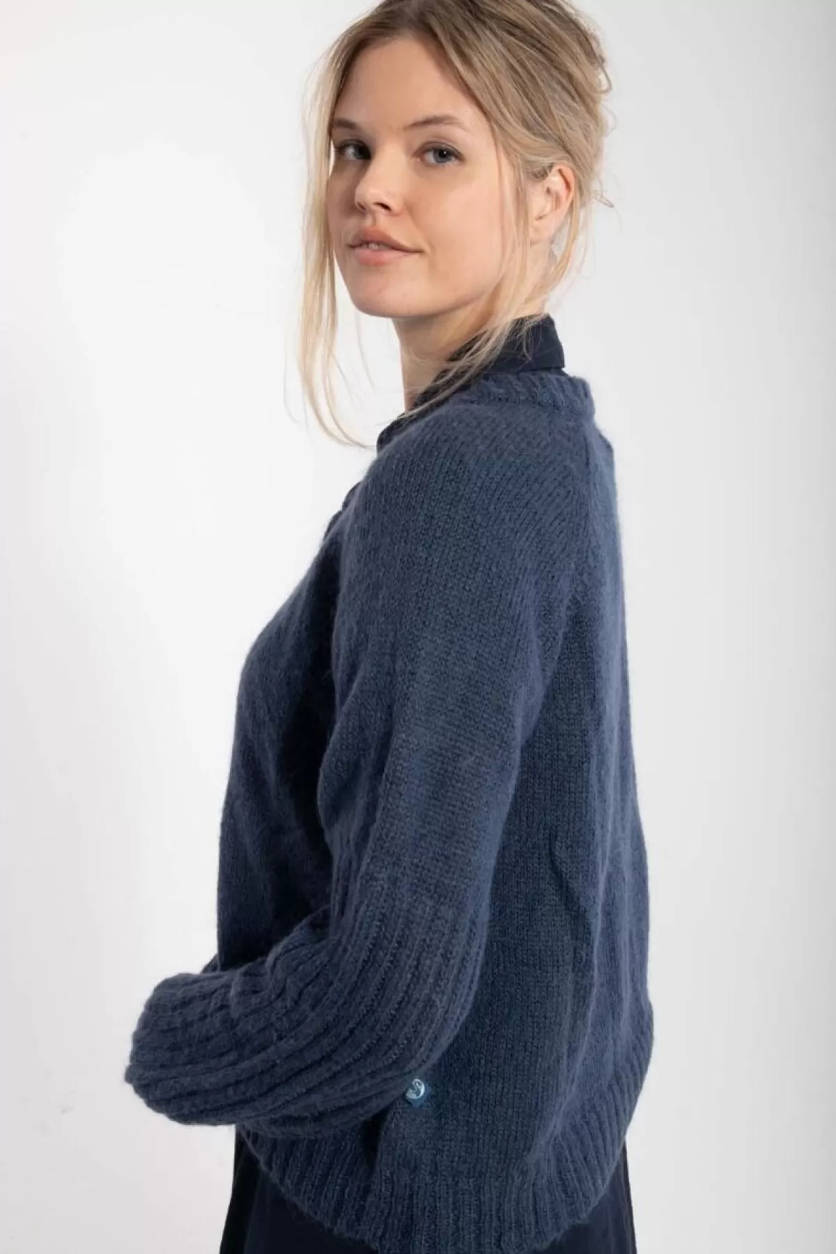 Cardigan in Lana Danarnaq | Cappotto Morbido Bleu Marino per Autunno-Inverno 2023 | Confezione Premium Danefæ