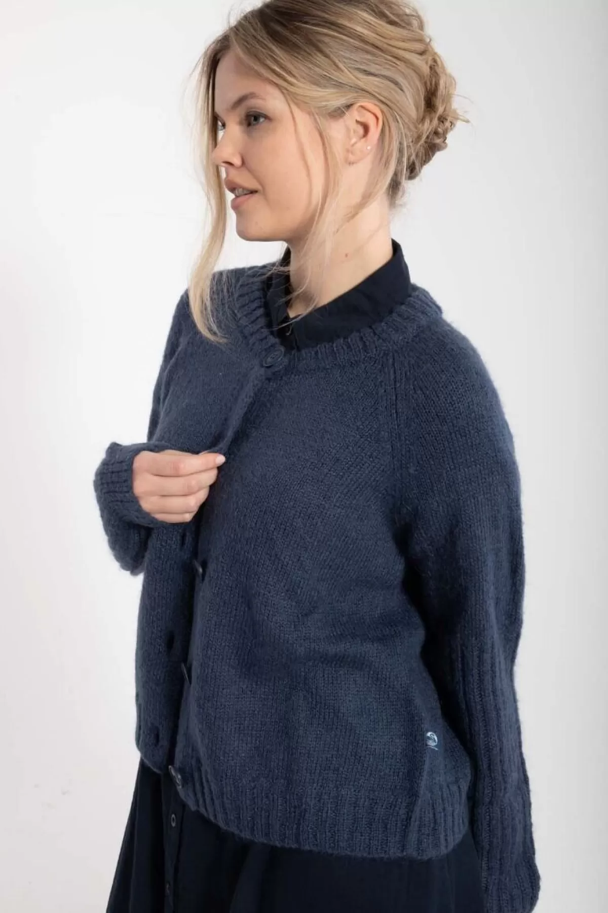 Cardigan in Lana Danarnaq | Cappotto Morbido Bleu Marino per Autunno-Inverno 2023 | Confezione Premium Danefæ