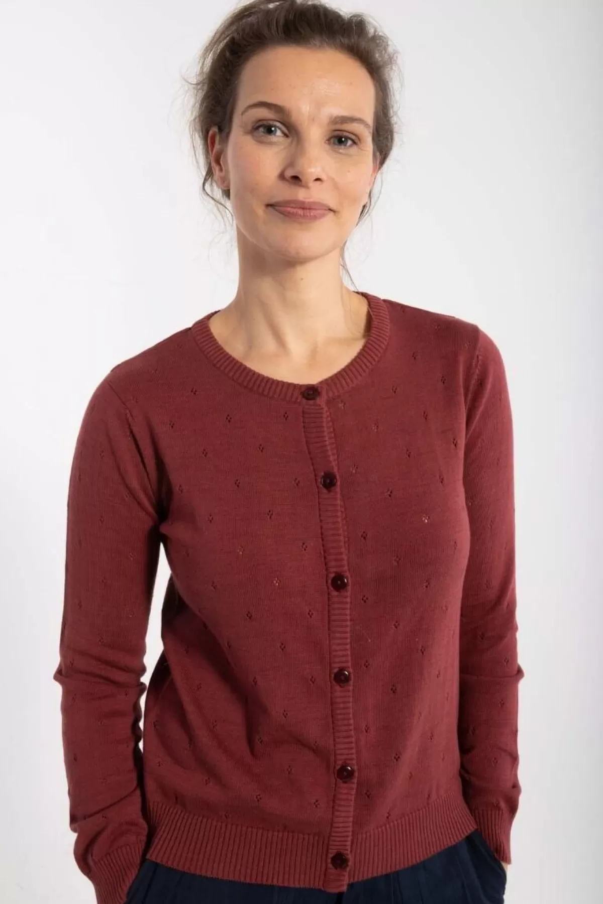 Danefæ - Cardigan Danesaga in Maglia Traforata con Motivi Geometrici, Colore Bordeaux - Offerta Limitata