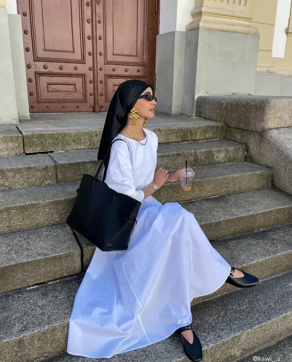 Borsa Tracolla Lesley in Vera Pelle con Dettagli Dorati - Elegante e Funzionale