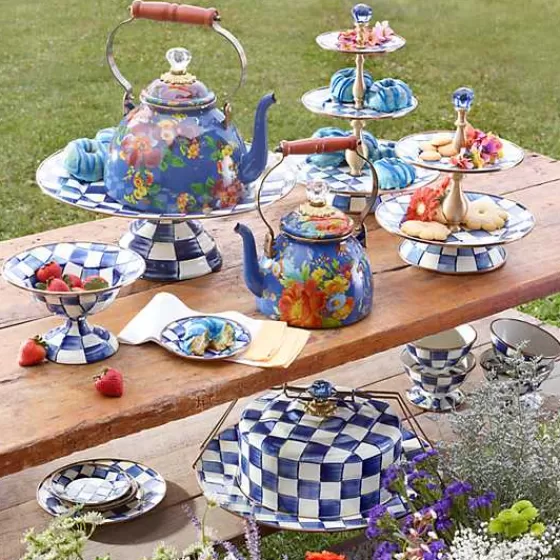 Scopri l'Eleganza: Portadolci a Due Piani con Motivo Regale - Creazione Esclusiva MacKenzie-Childs (Disponibile Online) 

Perfetto per allestire i tuoi dessert con stile, questo servizio da tavola unisce il classico motivo a scacchi bicolore a un design pratico a doppio livello. Realizzato con cura artigianale per chi ama i dettaghi raffinati.