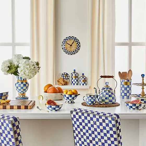 Scopri l'Eleganza: Portadolci a Due Piani con Motivo Regale - Creazione Esclusiva MacKenzie-Childs (Disponibile Online) 

Perfetto per allestire i tuoi dessert con stile, questo servizio da tavola unisce il classico motivo a scacchi bicolore a un design pratico a doppio livello. Realizzato con cura artigianale per chi ama i dettaghi raffinati.