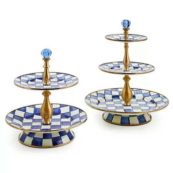 Scopri l'Eleganza: Portadolci a Due Piani con Motivo Regale - Creazione Esclusiva MacKenzie-Childs (Disponibile Online) 

Perfetto per allestire i tuoi dessert con stile, questo servizio da tavola unisce il classico motivo a scacchi bicolore a un design pratico a doppio livello. Realizzato con cura artigianale per chi ama i dettaghi raffinati.